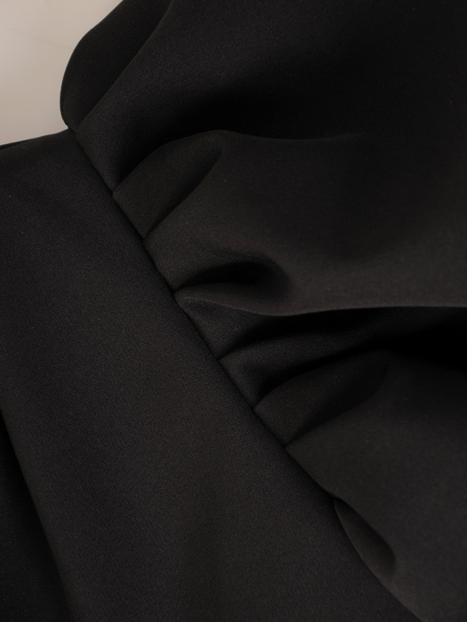Czarna sukienka maxi z asymetrycznymi rękawami 32046