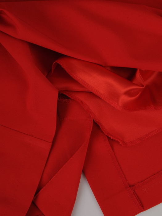 Czerwona sukienka z ażurowymi rękawami 15560, modna kreacja wizytowa.