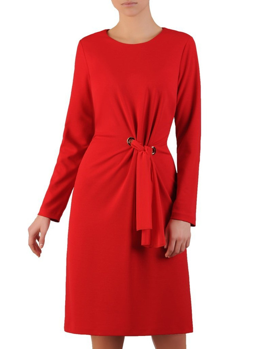 Czerwona sukienka z dzianiny, kreacja z ozdobnym wiązaniem w pasie 23967