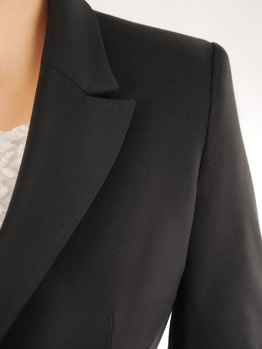 Elegancki garnitur damski w czarnym kolorze zapinany na guzik 33427
