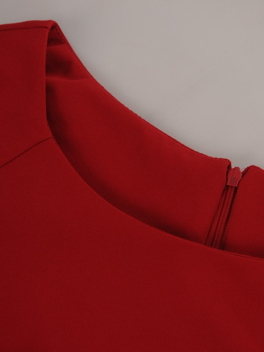 Sukienka damska Akira III, czerwona kreacja z paskiem podkreślającym talię.
