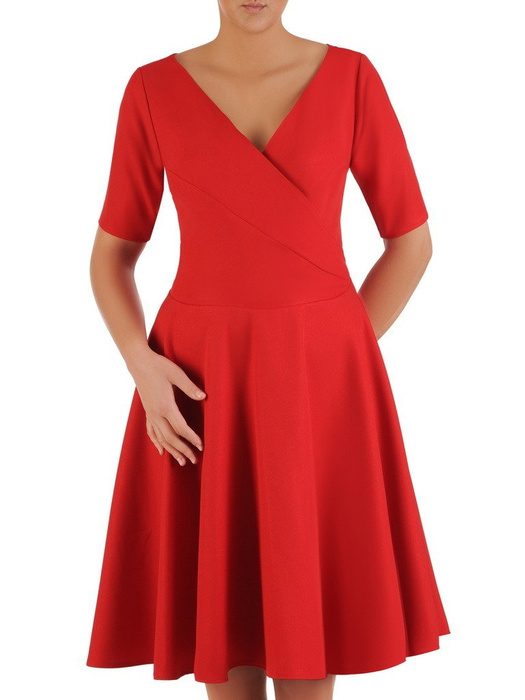 Sukienka rozkloszowana, czerwona kreacja z kopertowym dekoltem 22875
