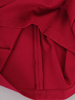 Modna sukienka z broszką 15739, malinowa kreacja z efektownymi rękawami.